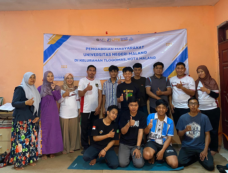Wujudkan SDGs 3 & 8: Tim Dosen Keperawatan dan Kebidanan Fakultas Kedokteran Universitas Negeri Malang Laksanakan Pelatihan Massage Kebugaran